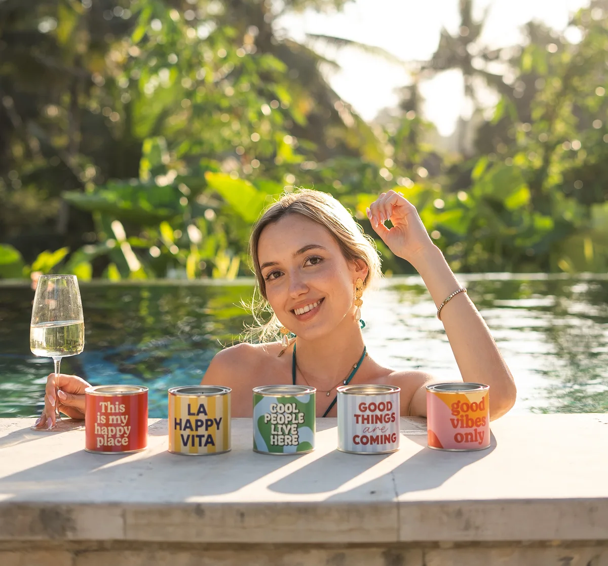 Happy Velas de Happyideas en la piscina de The UGC Villa